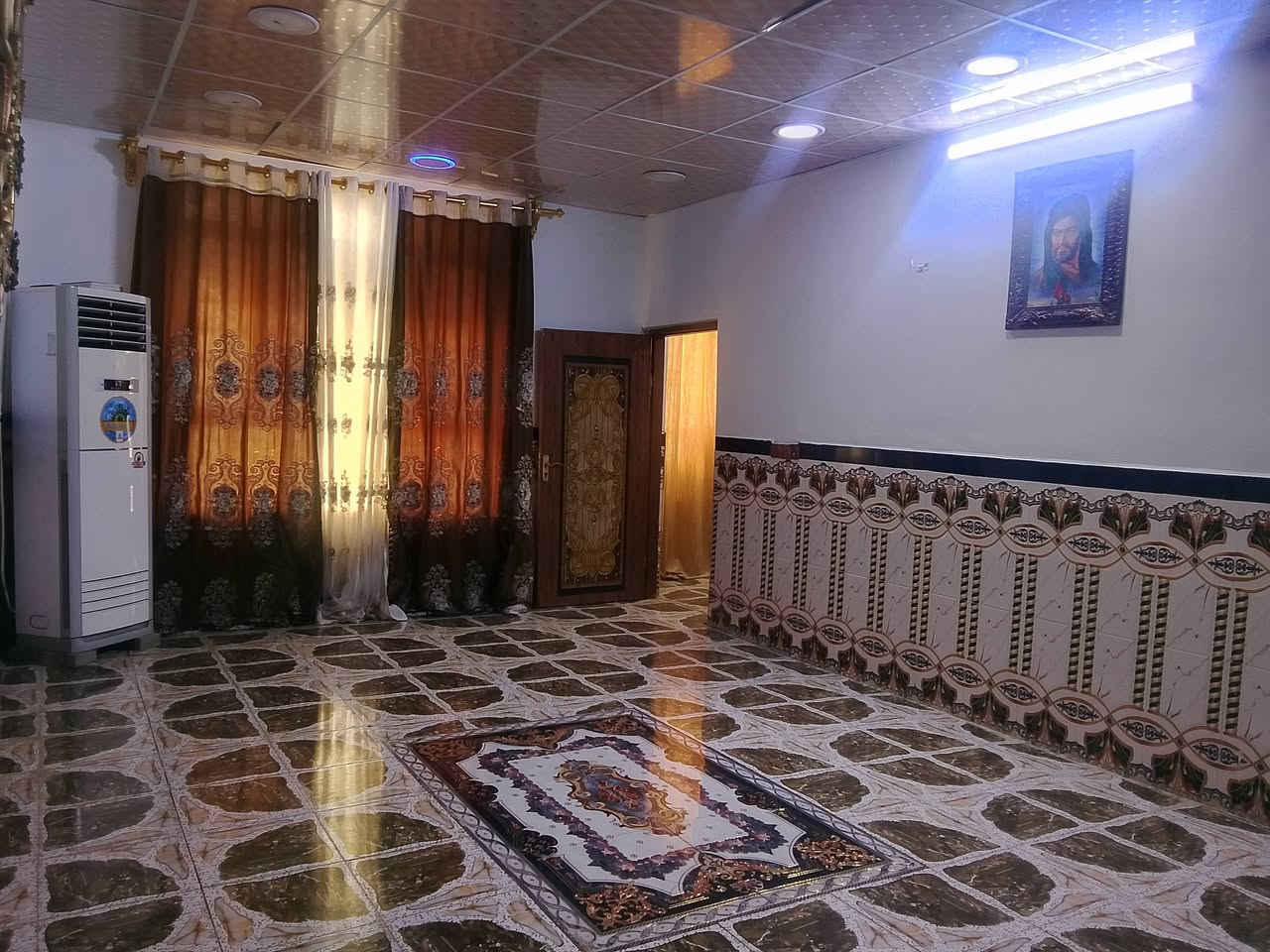 بيت للبيع اومراوس حسب القناعه مساحته 300 متر مكان العريفيه قرب الشارع العام كلدور استقبال هول صاله غرفتين نوم مطبخ ترك داير البيت ***********
