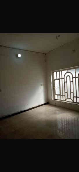 🛑دار للايجار 
مساحه 150متر 
طابقين 2غرف نوم وكلدور ومطبخ واستقبال ومجمع صحيات 
شارع 40خلف المنزل 
للاتصال 
***********
