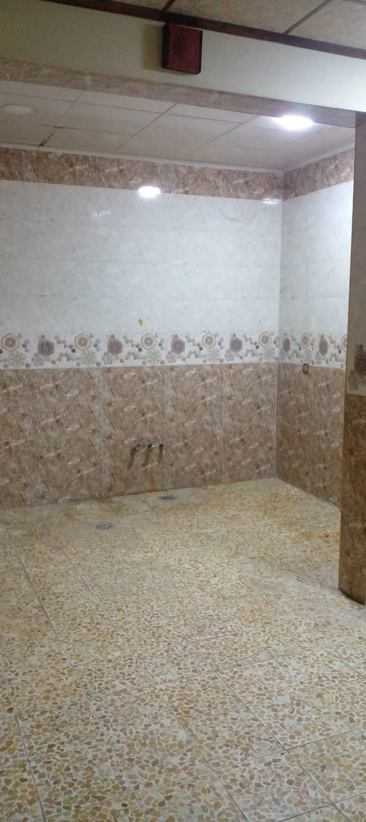 #للأيجار (شقة حديثة)
سعر الأيجار ٣٠٠
الموقع : حي الحدباء (قرب مرطبات البحرين)
المساحة : 125 متر
غرفتين وصالة ومطبخ وصحيات وسطح
ملاحظة : (مدخل درج واحد على ثلاث شقق)
للاستفسار
***********
***********نستقبل طلباتكم العقارية بيع شراء ايجلر
