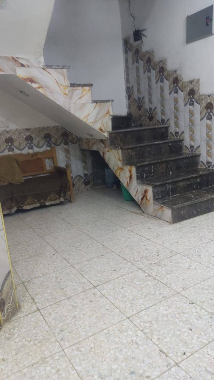 دار للبيع مساحته 140 متر.البيت يتكون من صاله غرفتين نوم استقبال مناور اثنين..زراعي.. العنوان رائسة العبيدي شارع 20 قرب افران الزيتون..الاستفسار أكثر.***********
