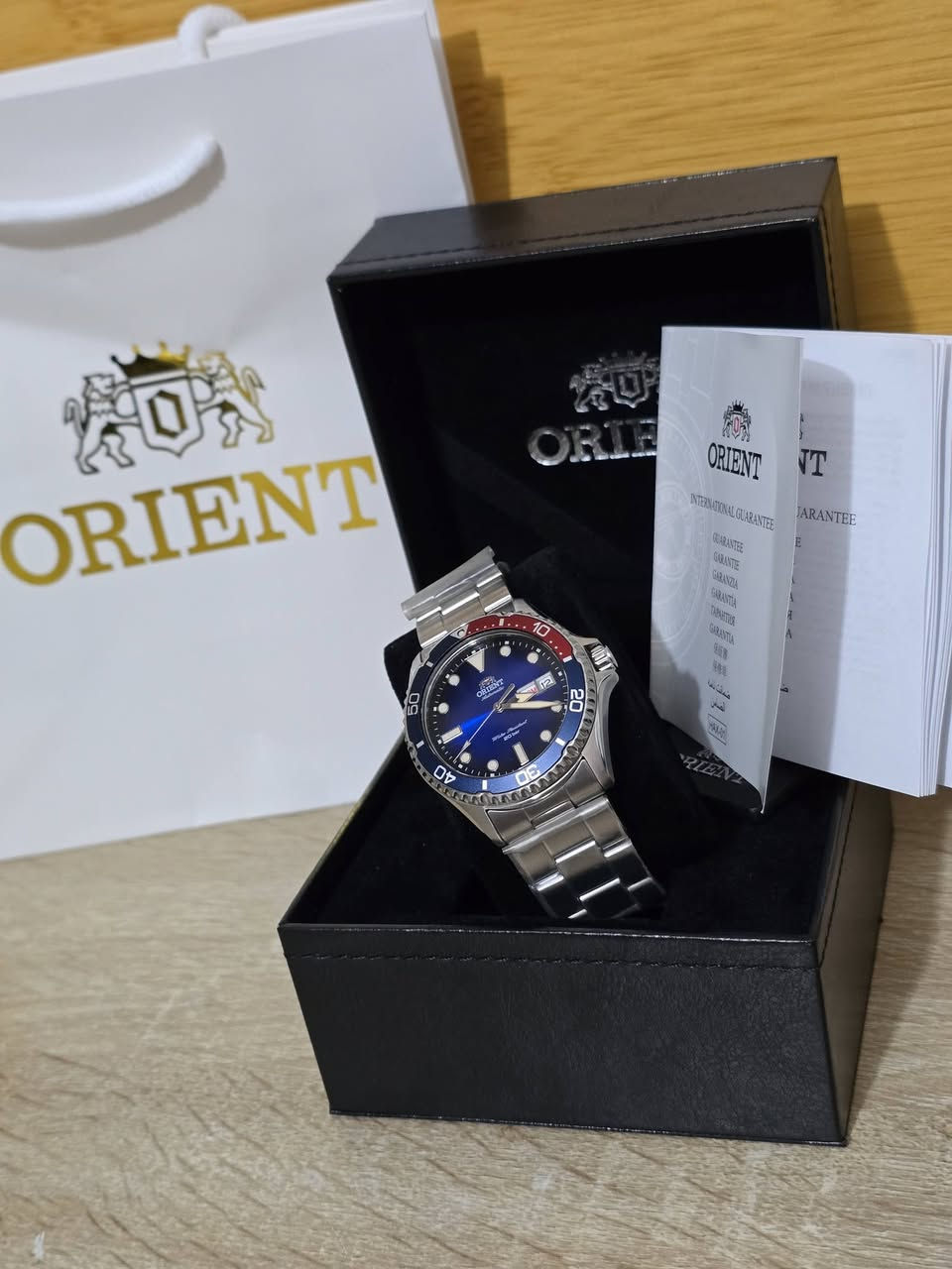 اورينت نيو ماكو كامسو [ مديل الببسي ] كاملة المرفقاة تجيك بالعلبة الاصلية ودفتر الضمان الكرنتي والكيس
⬛ موديل:  RA-AA081019       صنع في: اليابان 

❗️أصلي ضمان دولي لمدة عامين من تاربخ الشراء 
✉️ شحن داخل العراق  
تواصل واتساب ***********☎️
⠀..................................
⬛️ الحركة: أوتوماتيك 
⬛️ سلسلة: RA-AA081019
⬛️ احتياطي الطاقة 40 ساعة
⬛️ سهولة الرؤية في الظلام عقارب وارقام لامينوس 
⬛️ الوظائف: اليوم التاريخ الساعة الدقيقة الثانية
⬛️ طوق دوار توقيت ثانوي 
⬛️ السير: معدني ستانلس ستيل المقاوم 
⬛️ الزجاج: زجاج ياقوتي مقاوم للخدوش 
⬛️ مقاوم للماء: الجيل الرابع من ساعات الغوص قفل بحري 200 متر تحت عمق البحر 
⬛️ القطر: 42ملم
⬛️ الكثافة السمك:١٢٨مم
⬛️ الجنس: ذكر
⭐️ الأكثر مبيعاً..... لا تشيل هم للسعر.
