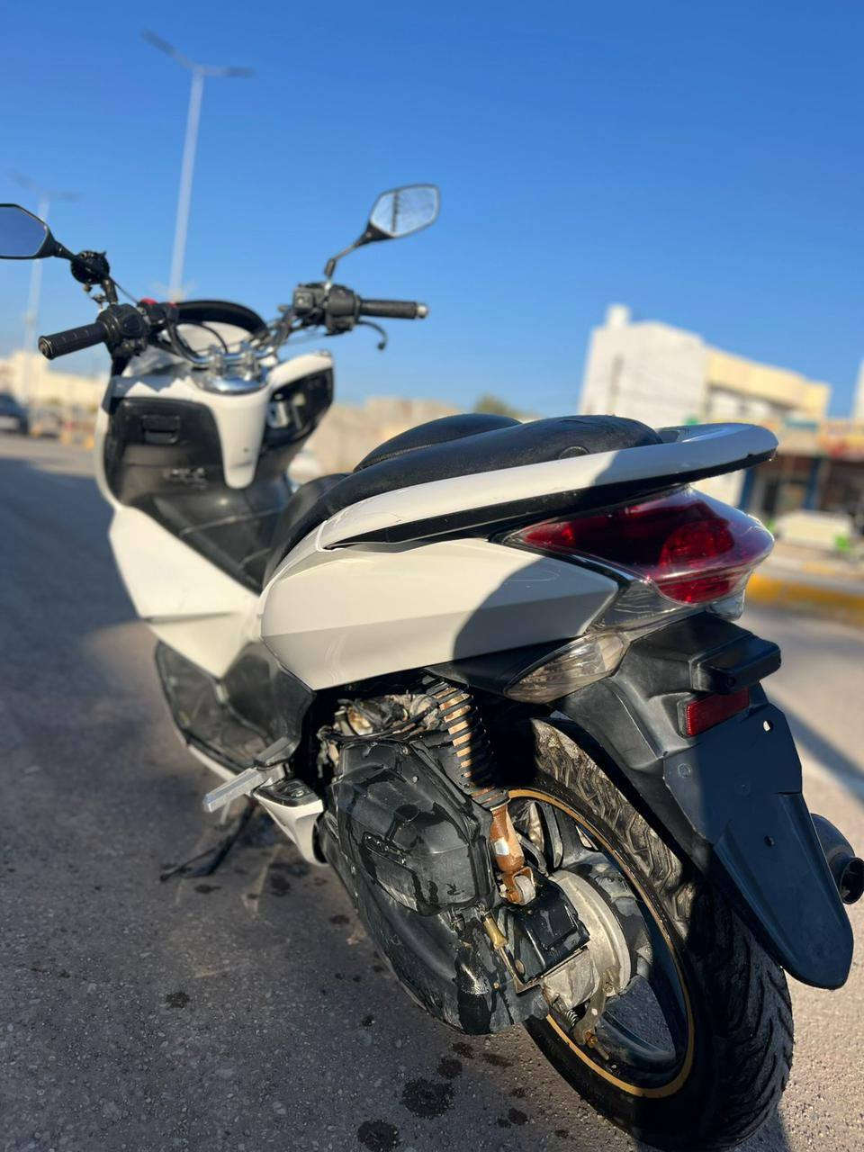 السلام عليكم pcx بلاديه ما بيهه اي نقص كهربائيات كلهه شخاله بيهه منفيس حساس ازدحام شغال حساس استان شغال ما بيهه اي نقص مكينته عل وضع الشركه مكانهه ديالى تقاطع القدس السعر مليون و١٥٠ وبيهه مجال رقم ***********
