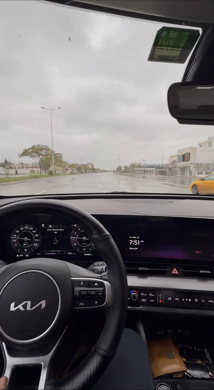 السلام عليكم
كيا سبورتج موديل ٢٣ وارد امريكي بدون حادث اطلاقاً
مواصفات  sx line
رقم بغداد تحويل نفس اليوم
كلين تايتل ، بدون صبغ ، بدون تبديل ، بدون ايرباك ، فول مواصفات من عدا تبريد الكشنات ( بيها بارد اصبعين فقط ) وبيها رصعة اصبع واحد فقط 
محرك ٢٥٠٠ 
كير ٨ سرعات
بانورما 
بصمة تشغيل
شاشة كبيرة ( Android + car play )
كاميرا ٣٦٠
قيادة شبه ذاتية
تشغيل عن بعد 
نظام صوتي 
لايتات لد وبكلايت لد
كشنات جلد بقلاوة
اشاير بالمري
قطعتين تبريد
اربعة انظمة قيادة 
ايكو سبورت وعادي وثلجي
فول ويل 4x4 
ايقاب ذاتي اوتو ستوب
حساسات خلفي وامامي
اوتو هولد
كشنات كهرباء
كشن السايق ميمري

مكان السيارة بسماية
السعر 240 وبيها مجال حك الجية 
الموقع بغداد بسماية
***********
