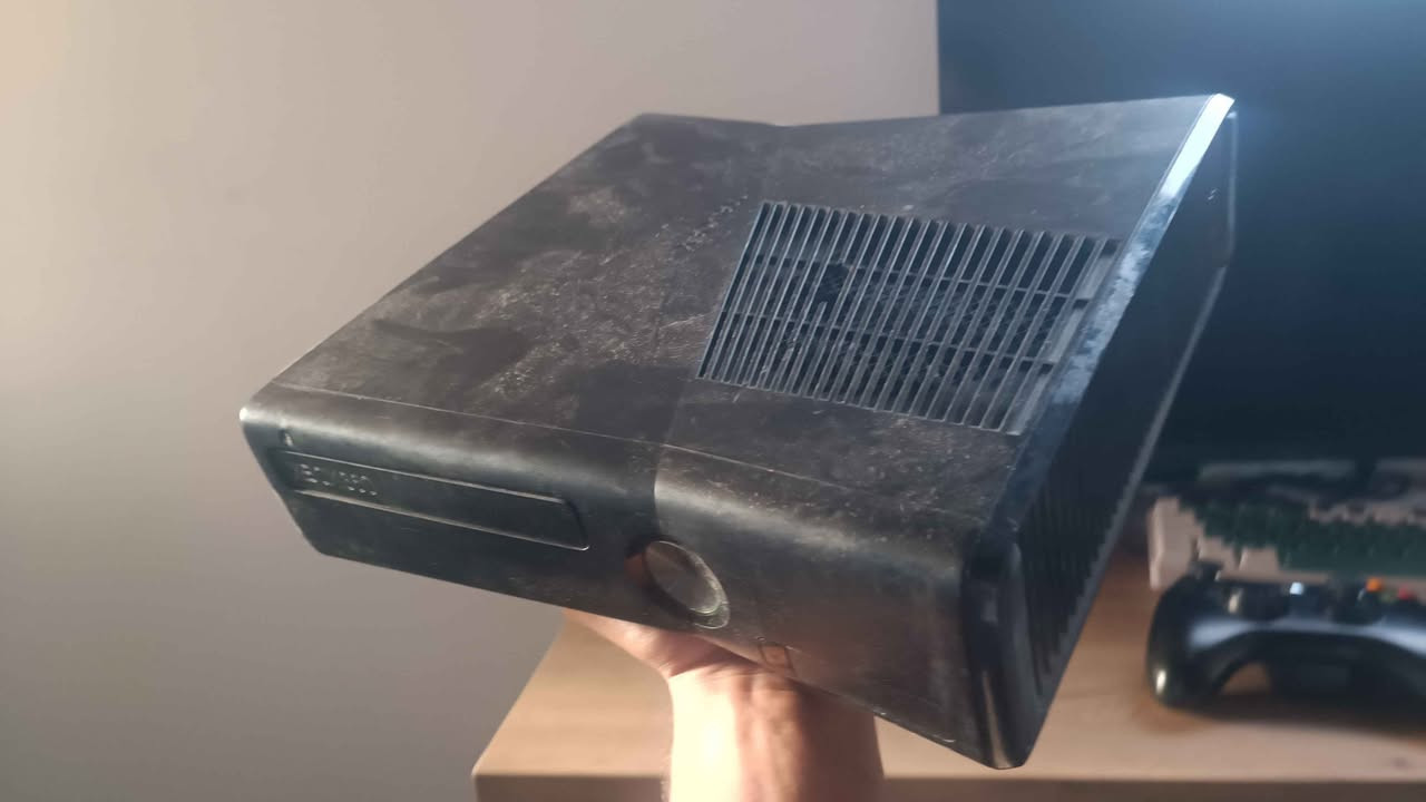 للبيع اكس بوكس 360 نضيف بعدة بتراب الشركة كامل ملحقات الأصلية يدة اصلية وبي 137 لعبة ومكان القرص شغال سعره 125 الف للأتصال *********** كركوك, العراق
