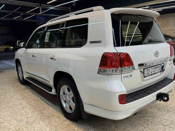 السلام عليكم ورحمة الله وبركاته 
لاندكروز 
VXR-5.7 ستينية 
السيارة موديل 2011 
ماشية 108 
فول مواصفات 1/1 
وكالة السيارة اخت الزيرو 
الجاملغ الامامي الايسر بي شوية بارد 
الدعامية الخلفية جهه اليمنة بيهه صبغ 
الهلال الخلفي بي صبغ وملاون ويا الباب الخلفي تحت اليدة شي بسيط جدا 
غير هذا الكلام السيارة على وضع الشركة وحتى صيانتها بالشركة 
داخل وخارج السيارة جديدة مو نضيفة وانما جديدة وممكن اجدد لاندكروز في بغداد 
رقم شمالي بسمي سيارة على ايدنة من الوكالة 
العنوان بغداد المنصور 
*********** 
السعر ٤ شدات  و١٠ اوراق 
السعر 410$ 
ورجاءا اللي ميعجبة السعر لايعلق 
لان السيارة جديدة بمعنى الكلمة والها جنايتها
