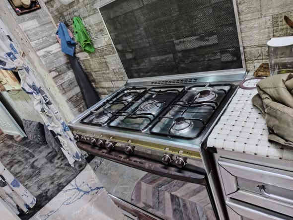 طباخ كريازي نظيف كله شغال ٥ عيون بدون عيب فرن فوك جوه كله شغال ٢١٠ شرط ***********
