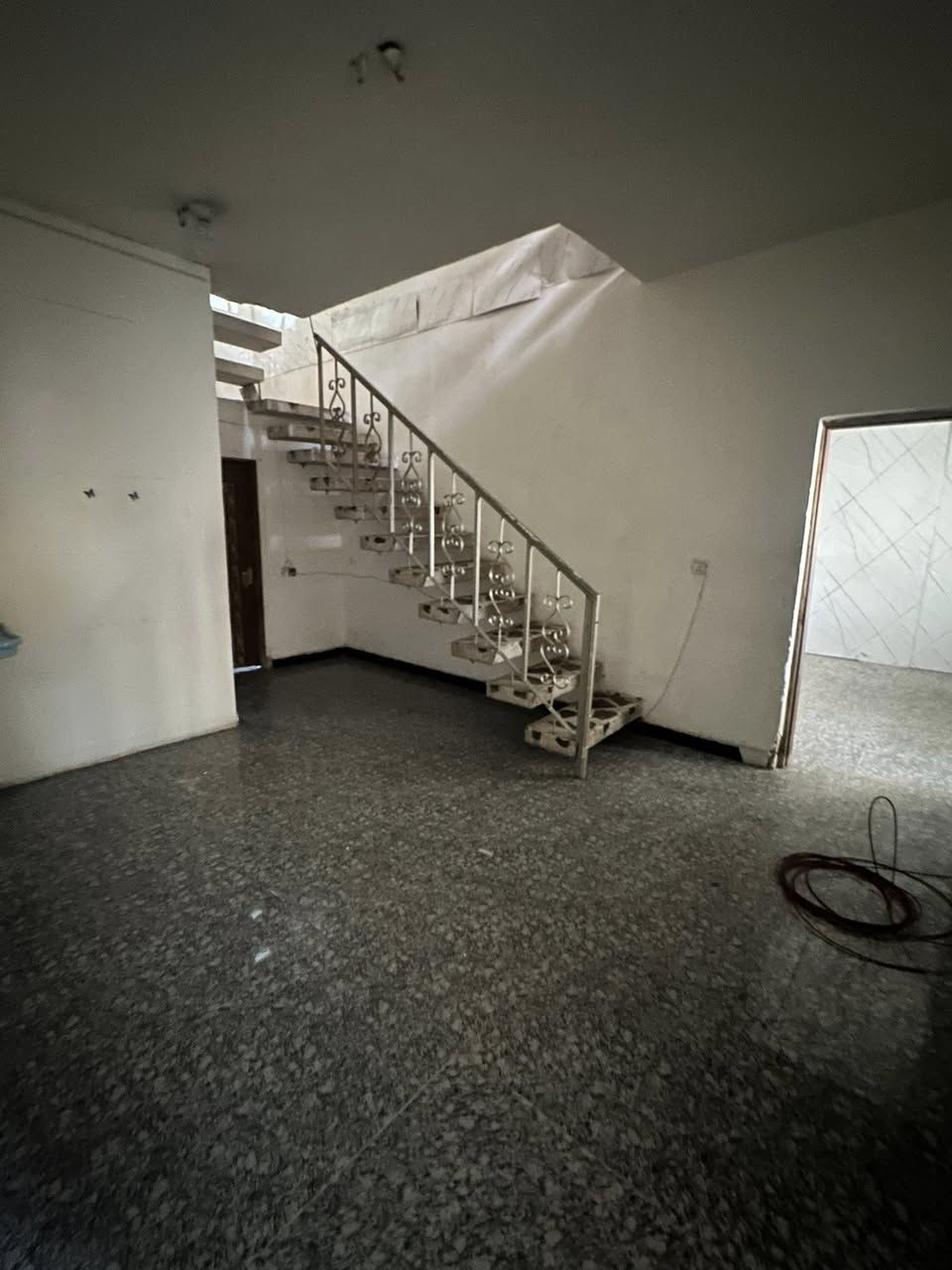 #للأيجار________في______السيديه

مكتب عبدلله الرفيعي 

مساحه البيت 300 متر  ((تجاري او سكني )) 

يتكون من

 4 غرف نوم وصاله كبيره وهول حولي كبير وخدمات عدد 2 ومطبخ حار وبارد وحديقه وكراج يتسع ل 3 سيارات

للاستفسار الاتصال على الارقام التاليه

***********

***********
