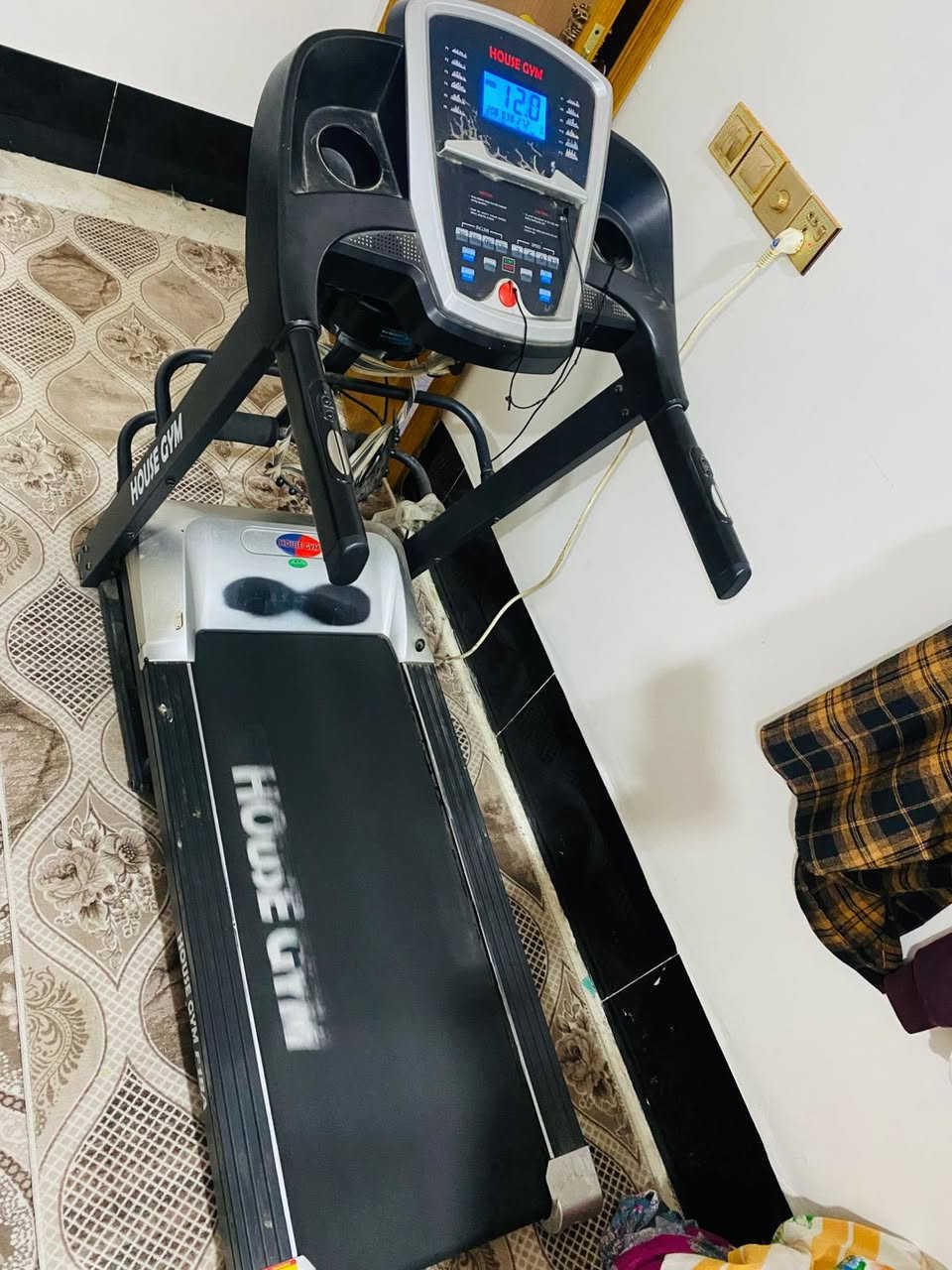 السلام عليكم عندي هذا جهاز رياضي نضيف جدا مستعمل شي قليل للبيع السعر ٥٠٠ وبيه مجال وهذا رقمي والخاص مفتوح ***********
