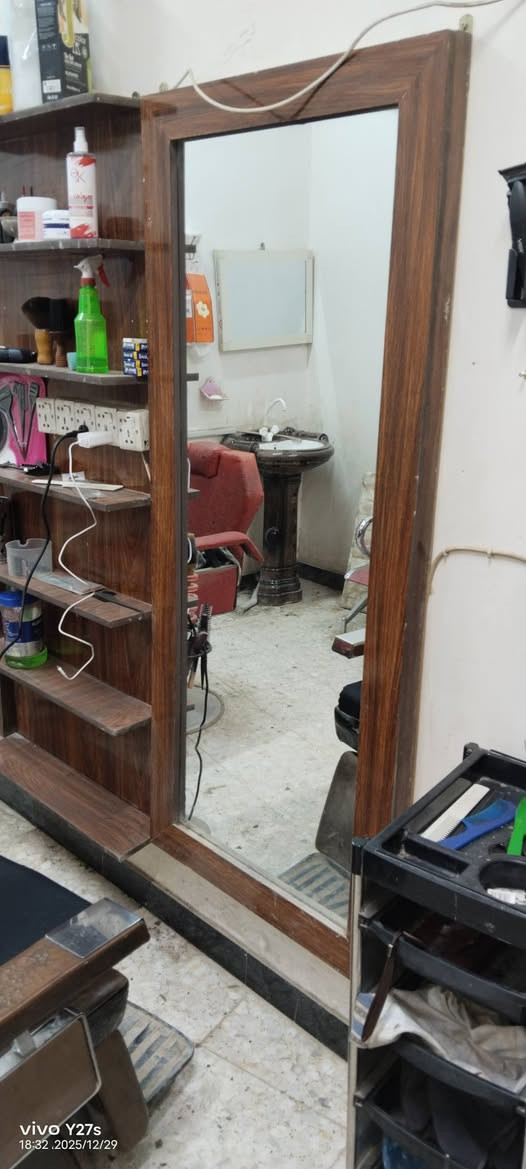 السلام عليكم كراسي عدد ٢ مع مرايات عدد ٢ مع فاترينه وسطيه كلهن ب٥٠٠🔒قفل بدون عمله مكاني بابل مركز مدينه ***********
