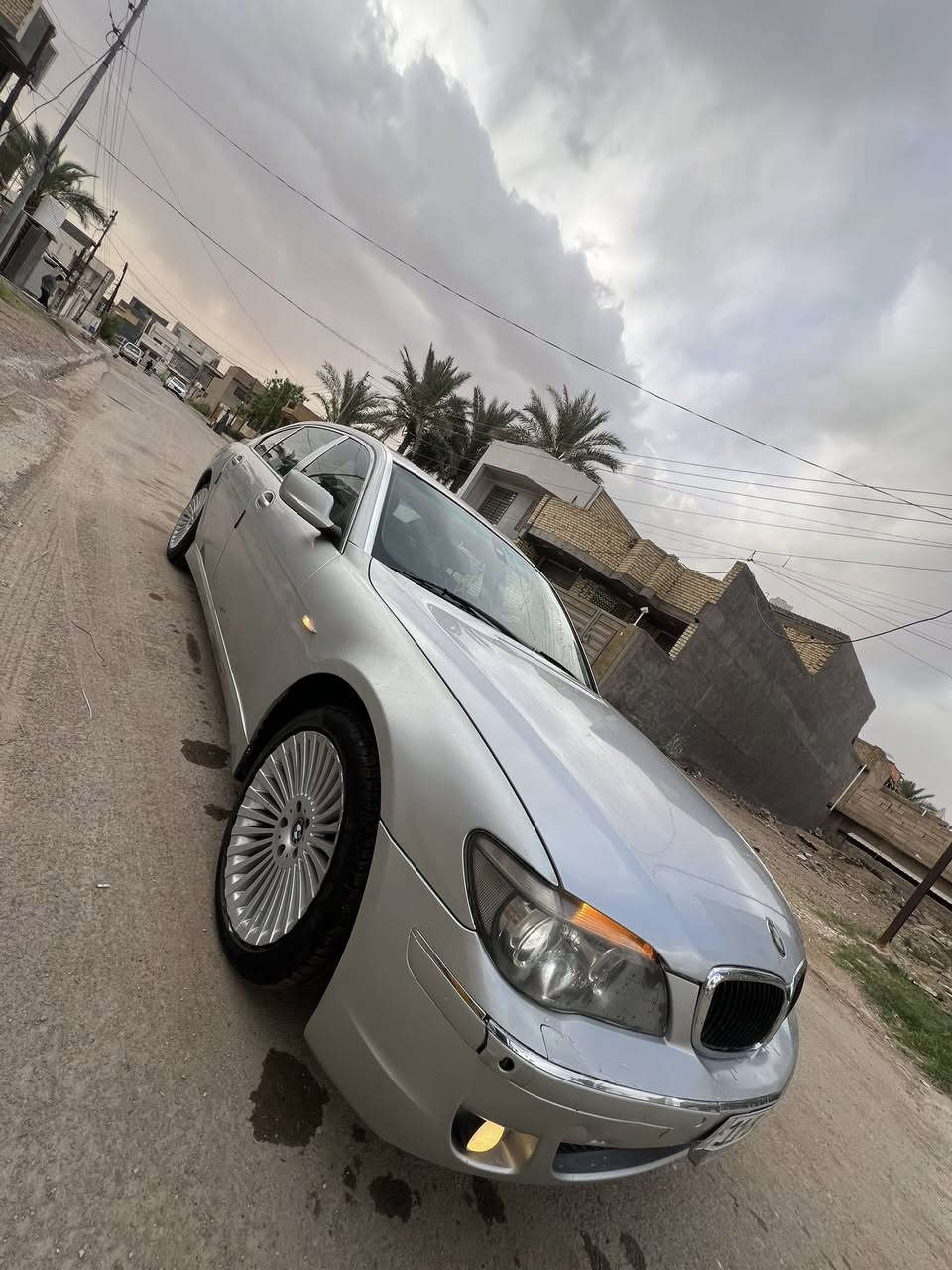 السلام عليكم اخوان بيع مستعجل بي إم دبليو. باخره 
موديل 2006. بلاد أصل 750il فول مواصفات
 مكينه وكير مكفولات  بلادي 
رقم بغداد الدولي بأسمي شخصيا. سياره علا ايدي 
 دواخل خير من الله كشنات كهرباء ستيرن كهرباء. كروز سرعه هواي مواصفات معروفه الباخره بوب وجنطه شفط بس باب اماميه واكف شفط 
 
سياره جاهزه وخير من الله بكل وقت حتا باتري جديد. 
تخم ويل شعاع ١٨ بلادي.  تايرات نظيفه 
السياره بيها ظربه جاملغ خلف صدر فقط   
وجاملغ امام سايق  بس مو قويه  ومشتغليها فول وصفاحها موس  
سياره كلش حلوه بيها صبغ حزام وقبل سبوع فقط تبخير وكلير قماره وجنطه اثر جراد وعندي صور قبل لا اصبغ لان سلفر معروف يطفي  
سعرها ١٠٠ قفل. والشراي يتصل فقط مراوس ماراوس فقط  اخوتي ♥️
*********** مكاني بغداد محمودية

