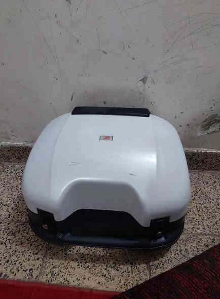 سلام وعليكم صندوق دراجة ياباني هوندا ابيض لون شذري  صندوق استندر جديد سعر 100الف توصيل موجود ***********
