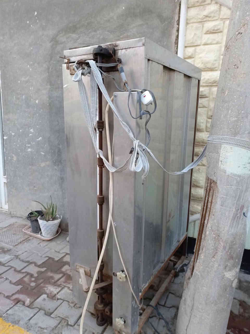 بسم الله الرحمن الرحيم 
شوايه دجاج مع كامل ملحقاتها نضيفه مكان كربلاء للاستفسار *********** واتساب موجود
