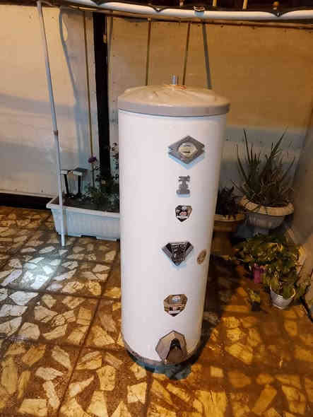 السلام عليكم اخوان سخان الطحان الاصلي  للبيع 160لتر شغال وعلى الفحص استخدام قليل  السعر المطلوب 150الف بغداد شهداء البياع  ***********
