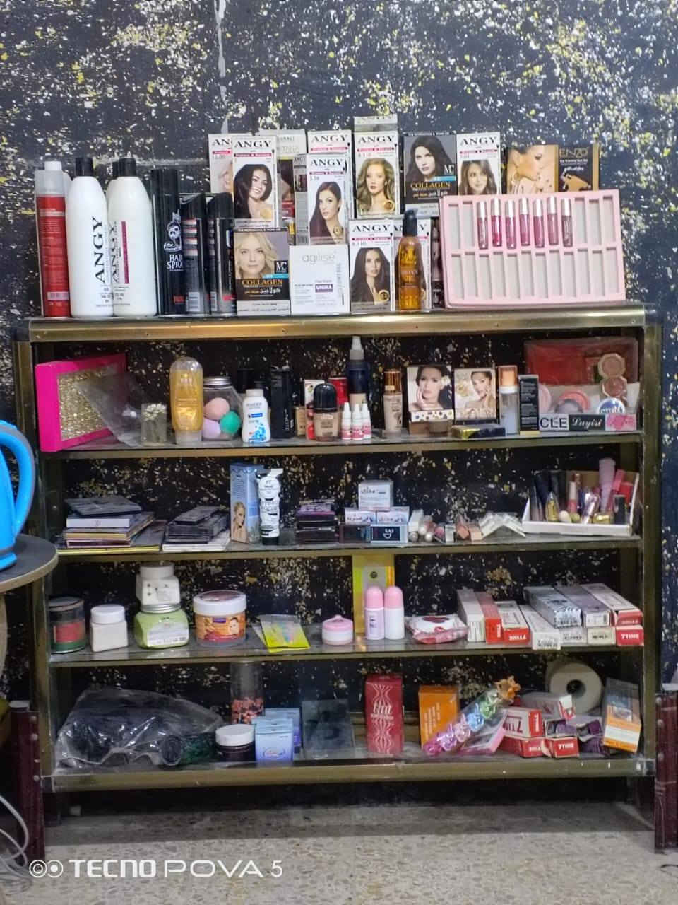 صالون نسائي للبيع 
محل صالون نسائي للبيع للبيع للبيع
1/ سبلت 2 طن
2/ مبردة
3 /ماطور ماء
4 /مرأة عدد 2 حجم كبير 
5 /مغسلة
6/ كرسي حلاقة 2 
7 /عارضة مواد تجميل 
8/ مواد تجميل
9 /مروحة سقفية
10/ گدر شمع
11 /جهاز تنظيف بشره 
12/ ثلاجة
13/ سشوار كبير + 
سشوار صغير 
15/جهاز حراري لسحب الشعر 
16/ جهاز تاتو مع ملحقاته
17/ تلفزيون+ غلاية
18 /سخان + تانكي ماء
19 /ميز المنيوم عدد 2 + صوبة كهربائية 
20/ كراسي عدد 4 
21 /جهاز بيرمن للشعر
المحل للبيع كامل مع ملحقاته اي ستفسار ***********
السعر / 1750 مليون قابل للتفاوض
النجف حي النداء شارع المجمعات
