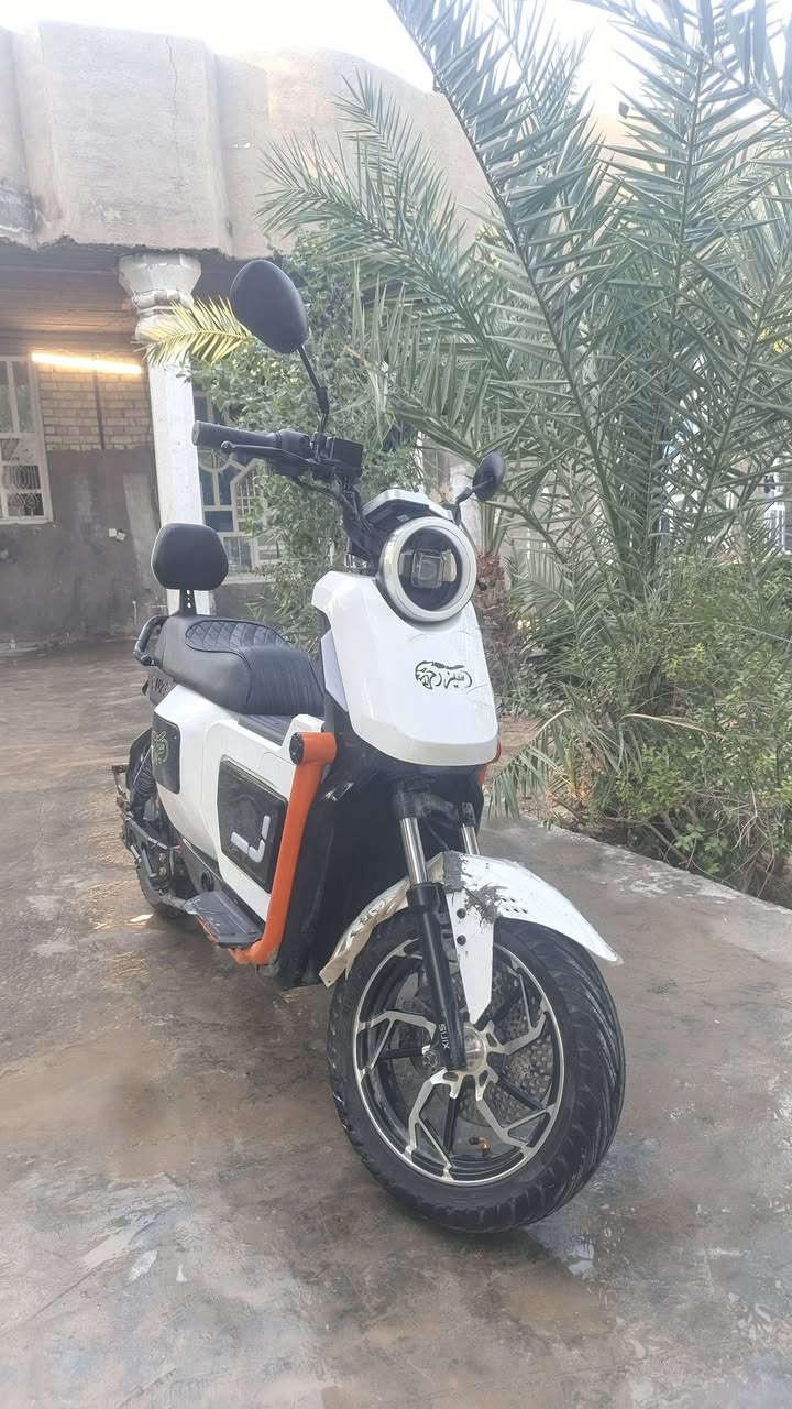 سلام عليكم دراجه شحن ماركت سيزر 
بطاره ليثيوم 
سرعه 80
دراجه خير من الله  
***********
بي وات ساب
