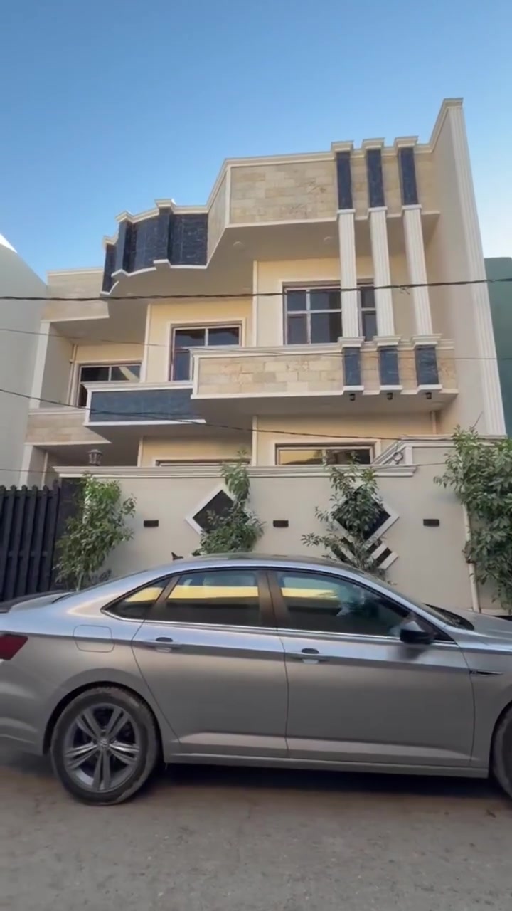 🏡 منزل حديث للبيع – جاهز للسكن الفوري 🏡
الموقع: بعقوبة، منطقة دور الزراعة / الثانية.
المساحة الكلية: 130 متر مربع.
الأبعاد: الواجهة 10 أمتار | النزال 13 متر.
نوع البناء: بناء حديث (درجة أولى)، جاهز بالكامل بأعلى مواصفات الجودة والتشطيب.

📐 تفاصيل وتقسيم المنزل (طابقين):
🔹 الطابق الأرضي:
كراج سيارة أمامي.
تواليت خارجي إضافي للضيوف.
صالة استقبال واسعة.
مطبخ حديث متكامل.
صالة داخلية (حولي) للمعيشة.
غرفة نوم .
مجموعة صحيات داخلية متكاملة ومجهزة بالكامل (مغاسل + تواليت غربي + حمام).
عدد (2) منور لضمان إضاءة طبيعية وتهوية ممتازة لكافة الأركان.

🔹 الطابق الثاني:
صالة داخلية (حولي) إضافية.
غرف نوم عدد (2) بمساحات ممتازة.
مجموعة صحيات متكاملة ومجهزة بالكامل (مغاسل + تواليت غربي + حمام).
سطح أول يحتوي على مساحة فارغة مجهزة (تأسيس مكان للغسالة).

🛠️ المواصفات الفنية والخدمية (جاهزية مطلقة):
الكهربائيات والصحيات:
تأسيسات كاملة ومتكاملة من الدرجة الأولى وبأجود المواد، مع تجهيز كامل لكافة دورات المياه والمغاسل.
المنظومة المائية: 
يحتوي البيت على (2) سخان مياه، ماطور مياه،
وعدد (2) خزانات مياه علوية.
الحالة: البيت نظيف جداً، متكامل الخدمات من كل النواحي، وجاهز للسكن فوراً.
📞 للاستفسار ومعاينة البيت:
يرجى الاتصال : 
***********
***********
