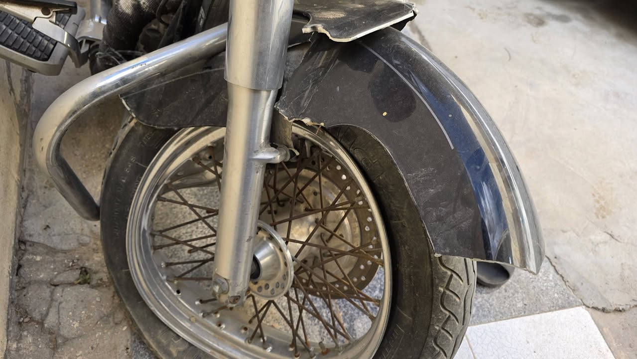 السلام عليكم
هوندا شادو سكيورتي 400cc
سويت بيها حادث بتاريخ 15\10\2025 
مثل متشوفون الضرر اللي صار بيها من الحادث 
اريد ابيعها لان الفلوس محتاجها عندي دوام وعندي جلسات علاج طبيعي 
السعر مو محدد انت صير الحكم وحدد السعر بس مو تغني لو تكسر بسعرها 
تحياتي


**إذا كنت صاحب هذا الإعلان وتريد حذفه لأي سبب، رجاءا أرسل رسالة إلى الدعم الفني**