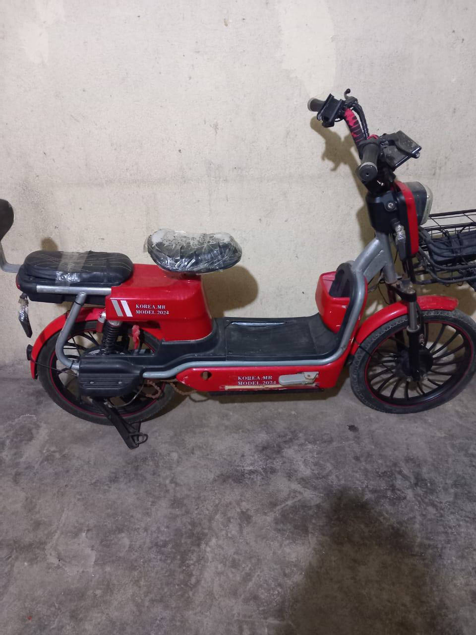 السلام عليكم دراجه شحن للبيع عوزعه بطاريات فقط كلشي شغال لايت هورن بريكات فقط بطاريات نضيفه بعده جديده تركناهه وطاحت البطاريات سعره 150 بيه مجال ***********
