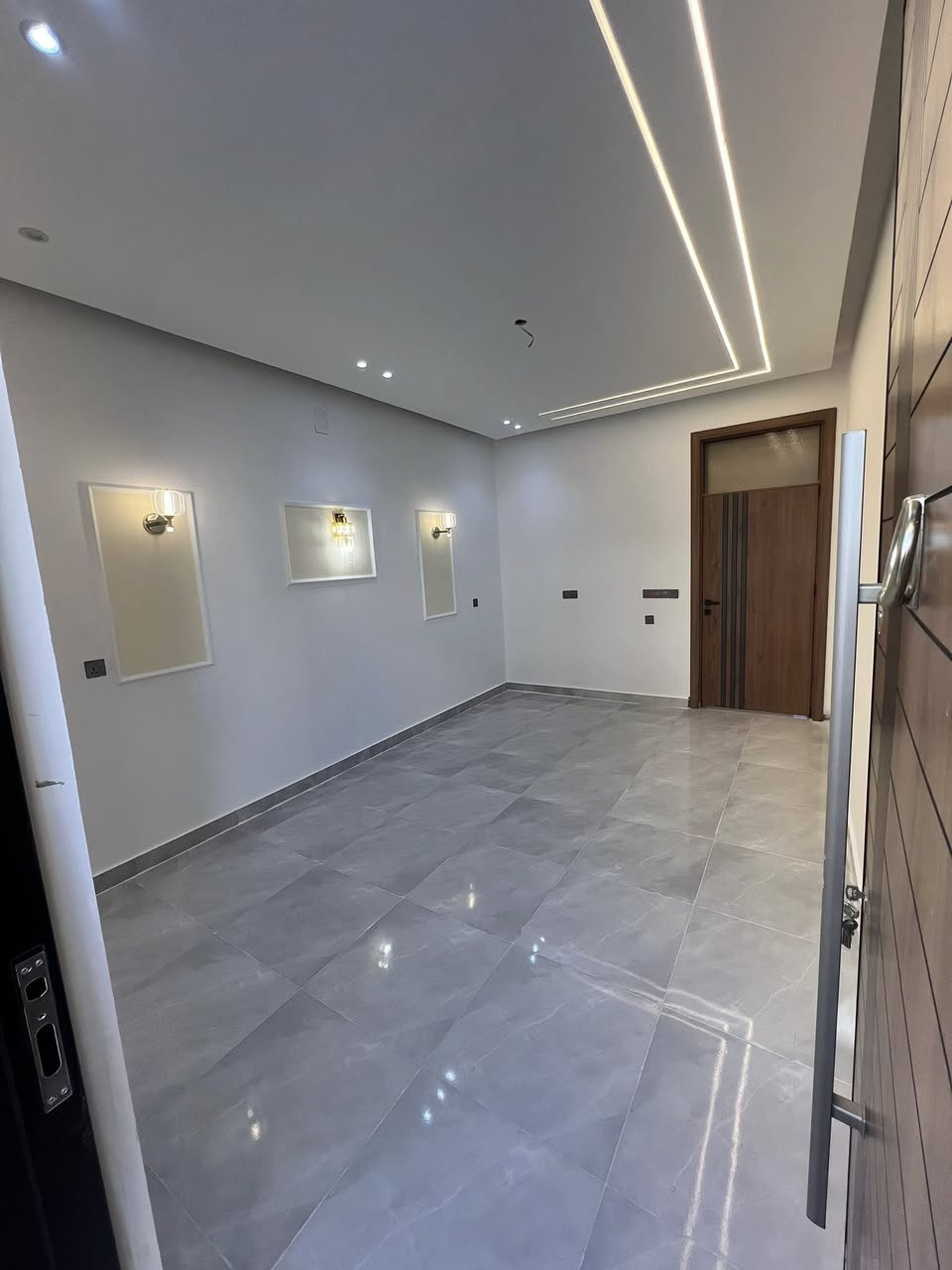 السلام وعليكم دار للبيع المساحة 100متر طابق ونص مفول يحتوي على صالة ومطبخ وحولي كبير وغرفتين نوم وحمام عدد 3 البيت نظام ديكورات جبسن بورد ونظام كامرات شغل درجئ اولى باسمي مباشر تنازل شركة الموقع الدورة البوعيثة مجمع السلطان تلثالث رابع فرع عن الشارع العام  تفاصيل اكثر  للاستفسار (***********)واتساب ***********
