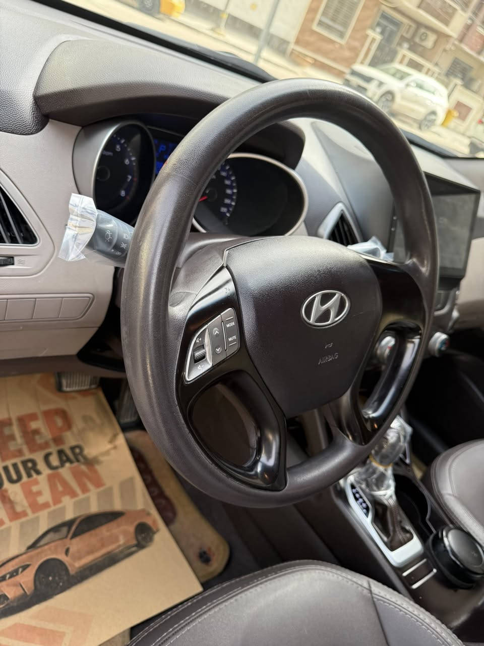 السلام عليكم
هونداي توسان 2015 خليجي اللون ابيض 
ماشيه 78 الف كيلو 
والرقم بغداد الماني سنويه جديده 
بيها صبغ اللي مأشر بالمنشور والصور  كير ومحرك مكفوله 
والسياره جاهزه من كلشي 

قماره حديد
محرك 2000 دوش 
داخل جلد اصلي 
شاشه اندرويد 
ويل كب كروم عدد5
لد نهاري 
لايت عدسه 
تبريد خلفي 
السياره خليجيه وجاهزه ورايدها  ( 138$)
والاتصال ***********
بغداد / الوزيريه
