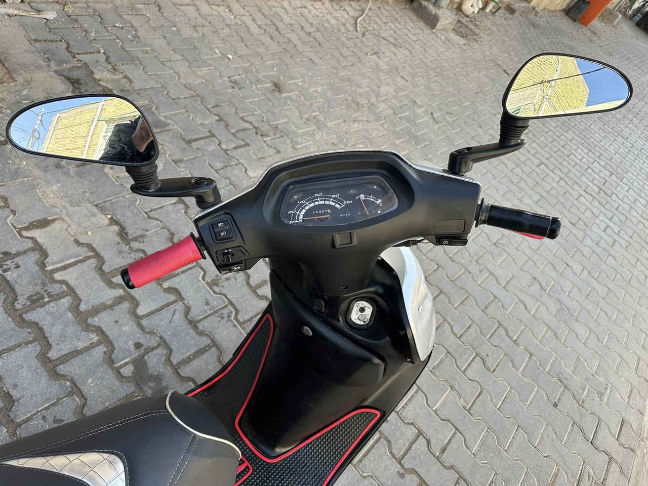 السلام عليكم سبيسي ياباني للبيع دراجه نظيفه كلش كلشي شغال بيهه مفتوحه مره وحده ناعمه خرسه المكينه كلشي ما تصرف عليهه ***********
