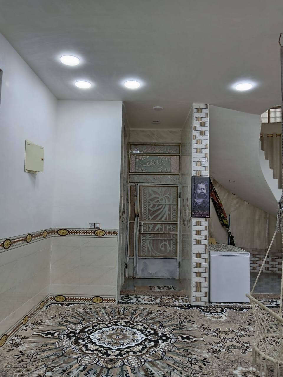 السلام عليكم دار للبيع حي ذويب ثاني مساحة 300متر غرفتين نوم صالة استقبال مطبخ صحيات داخل وخارج خدامات كاملة معروض 80وبي مجال استفسار اكثر *********** مكلف بلنشر مكلف بلنشر
