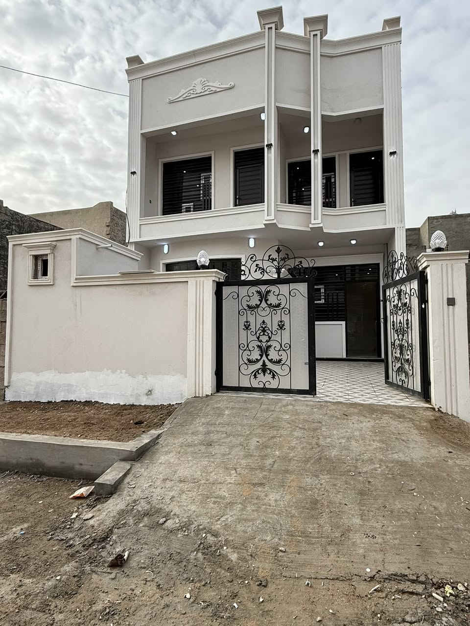 دار للبيع الديوم التصنيع
الدار قريب جدا من شارع ٦٠ الرئيسي
مساحة ١٥٠ متر واجة ٧ ونص نزال ٢٠ متر
الدار صفر طابقين
٣ غرف نوم 
٣ مجموعات صحية
صالة واستقبال ومطبخ وكراج
السعر ١٠٥ مليون وبي مجال
للاتصال ***********
مكتب يوسف للعقار
