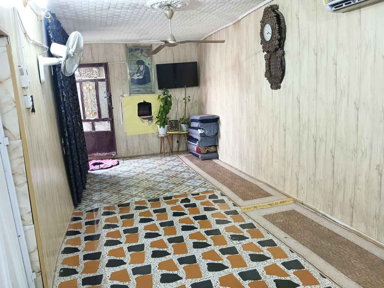 المساحه الكليه 120
الغرفه الاول  4 طول 4 عرض 
الغرفه الثانيه 4طول 4 عرض
 المطبخ  عرض 3 طول 4
الصاله  العرض 5 والطول 4

 الا ستقبال طول 9 العرض 3 
  الممر ضمن المطبخ
 طوله 4والعرض 2 
يحتوي علا صحيات خارجية 

تحويل باسم  المشتري مباشر
يبعد  عن الامام  300 متر تقريبا
اقرب نقطه مدرسه البصره[***********)📞📞
