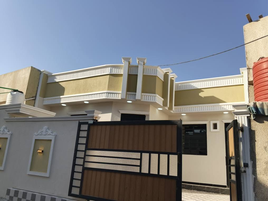 السلام عليكم  يتوفر دار الييت المساحه 210متر يحتوي الدار ع 3غرف وستقبال وديوانيه ومطبخ وصحيات داخليه وخارجيه  وكراج للاستفسار  اكثر تواصل واتساب *********** البصرة, العراق
