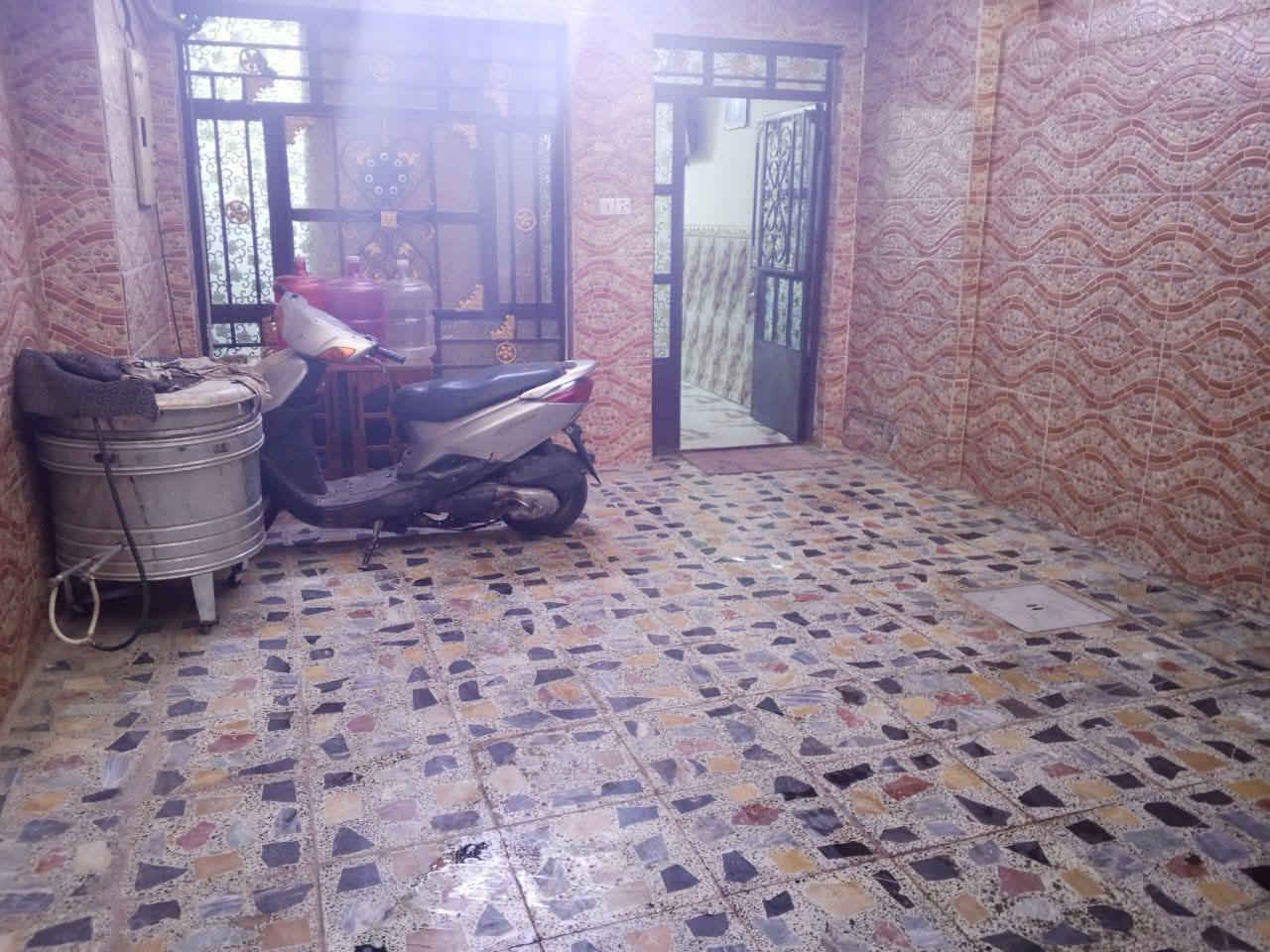 السلام عليكم منزل للبيع في بغداد طابو صرف
🔰مساحة المنزل 85 متر
📍📍📍📍يباع مع الاثاث كامل 📍📍📍📍
🔰واجهه المنزل 4 متر 

🔰 النزال 21 متر 

🔰 يحتوي على كراج متوسط المساحة + استقبال 4×5

🔰 درج + منور 

🔰 مطبخ حار + صاله او مطبخ بارد + حمام 

🔰 الطابق الثاني يحتوي على غرفه 4×5 + 

🔰غرفه 4×4 مع حمام 

🔰الطابق الثالث بيتونه + سطح 4×5 

🔰 و سطح ثاني 4×4 

🔰 المنزل مترمم سنه 2018 بناء عگاده جديد كامل 

🔰 سيراميك الطابق الاول كامل والطابق الثاني ازاره

🔰 السطحين شتايكر كامل والبيتونه ايضا شتايكر 

🔰 حمامات 3 سيراميك كامل 

🔰 جام الشبابيك كامل جاهز وأي كسر مابي فقط فتحات 🔰السبالت وكيبلات الانترنيت 

⚠️ سعر المنزل 180 مليون دينار مع الاثاث قفل 

⚠️للتواصل *********** 

📍العنوان بالحبيبية شارع لحوم باقر الموسوي
