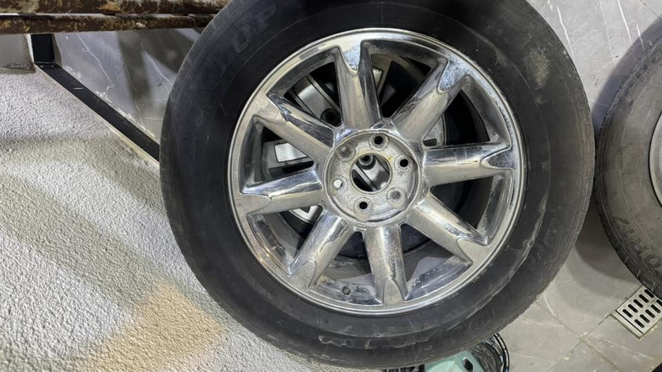 سلام عليكم تخم كامل مع تخم تايرات لبيع بس واحد يرادله تصليح وصبغ سعر ٥٥٠ الف *********** عنوان القبله
