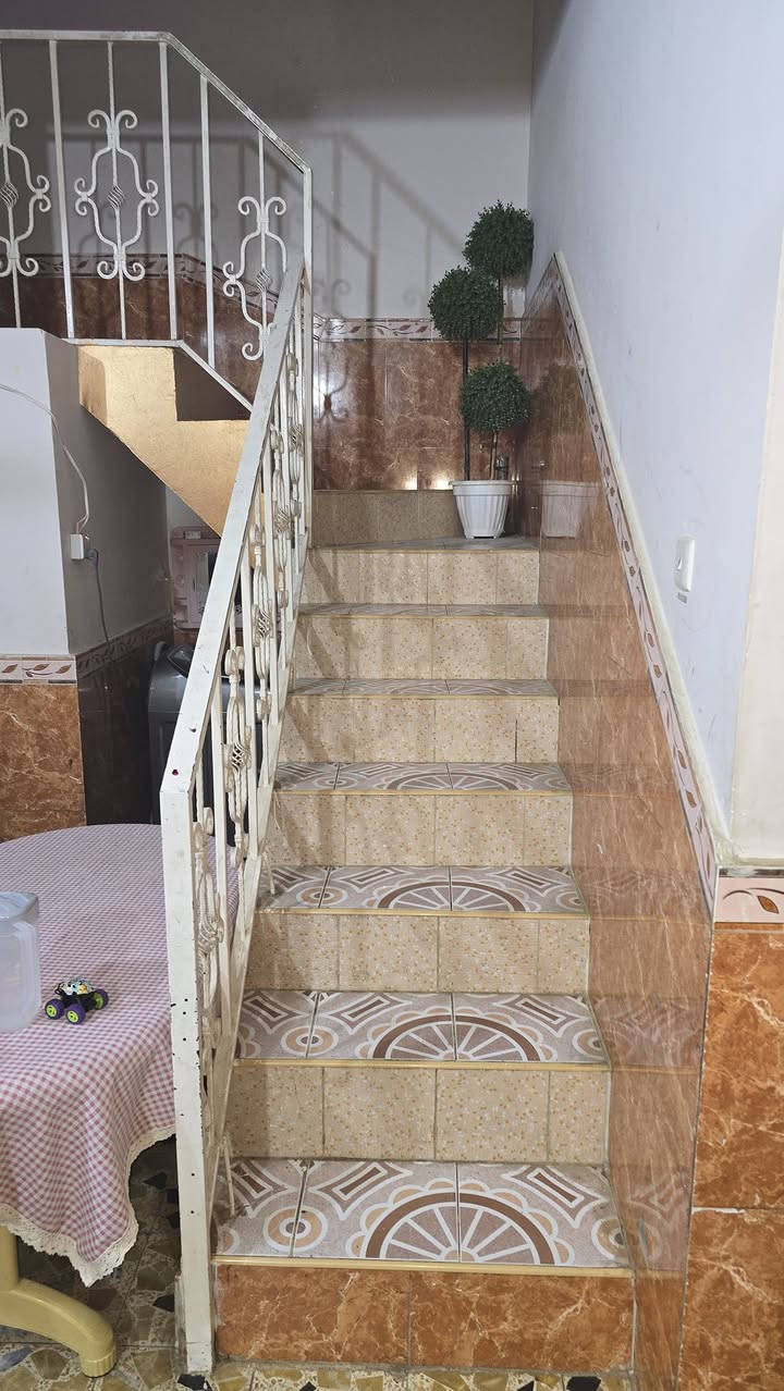 بيت للبيع في حي السلام
شارع المستوصف – من جهة أبو مصطفى (أبو الدجاج)

المساحة: 100 م² (10 × 10 مربع)

يتكون من:
 •الطابق الأرضي:
 •صالة
 •استقبال
 •مطبخ
 •صحيات عدد (2)
 •الطابق الأول:
 •غرفتين نوم
 •صحيات

مطلوب للمصرف العقاري

للاستفسار: ***********
