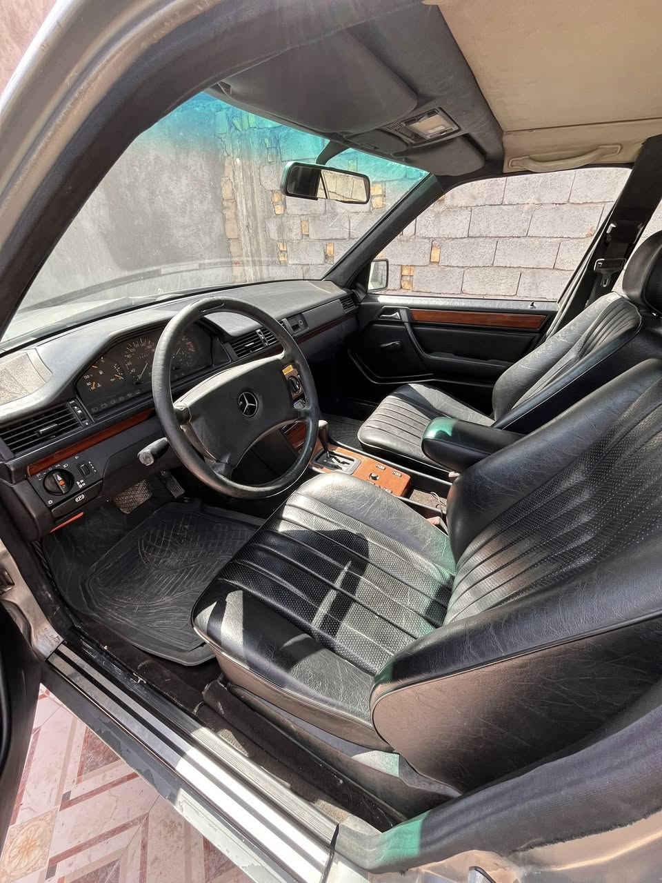 السلام عليكم مارسيدس ١٩٨٧ كير و مكينة ٢.٥ بطة ديلكو  
كشن السايق كهرباء حدادية كلش جديدة تخم تاير جديد تبريد شغال خير من الله السيارة صبغ جمالية وكلش حلوة صبغتها البريك مالتها ABS محدث والسيارة احلى من الصور مكانها ذي قار كرمة بني سعيد 
رقم الهاتف ***********
السعر 75$
