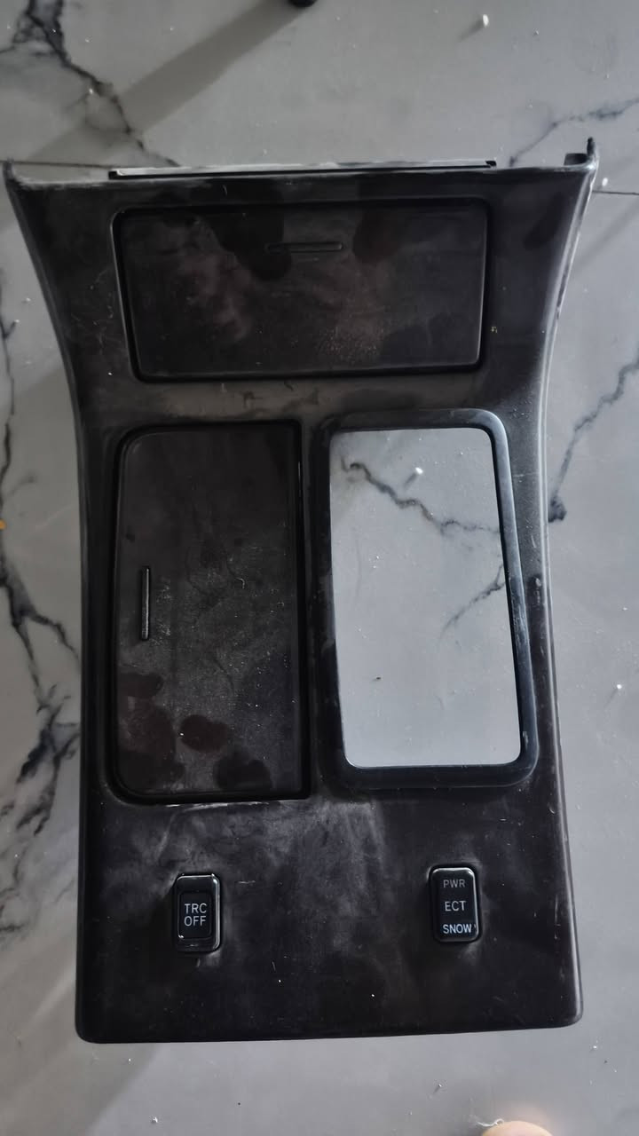 سلام عليكم 
دشبول ملكه + مري وحده لون أبيض للبيع 

+ كاعيات ملكه أصلي جلد كاملات 
اتصال رقم ***********
