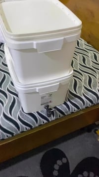 مصافي مال ماي عدنه هاذا   وعدنا شكل اسطواني بلستك وعدنه ستيل فخار اصلي...