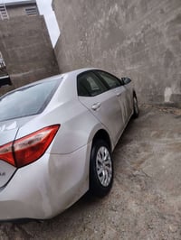 كورلا وارد امريكي  موديل 2018 LE ماشيه95000ميل محرك1800حادث جاملغ خلفي...