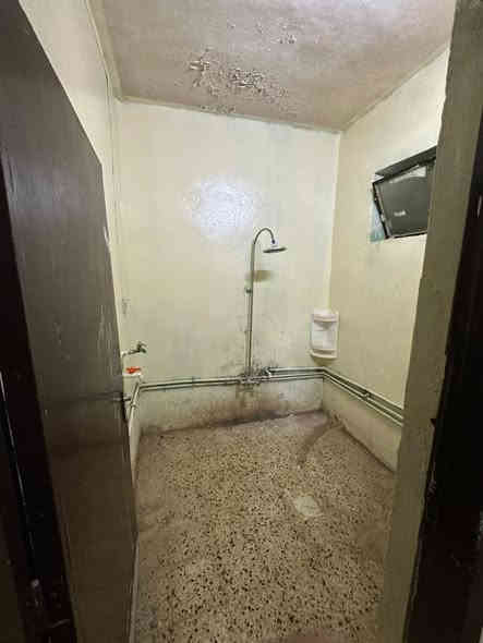 بيت 🏠للبيع في حي البكر خلف مطعم بيت جدي موقع مميز يبعد عن سايدين 20 متر 
البيت بحساب ارص بناء قديم يصلح للسكن مساحه البيت 216 متر واجها 9 متر 
يحتوي البيت 🏠 ع استقبال وهول وغرفتين نوم 🛌 ومطبخ وصحيات ومناور وكراج سياره 
ط 2 هول وغرفه نوم 🛌 فقط 
سعر البيت 185 وقابل للتفاوض للأستفسار الاتصال ع الرقم 
***********/***********
