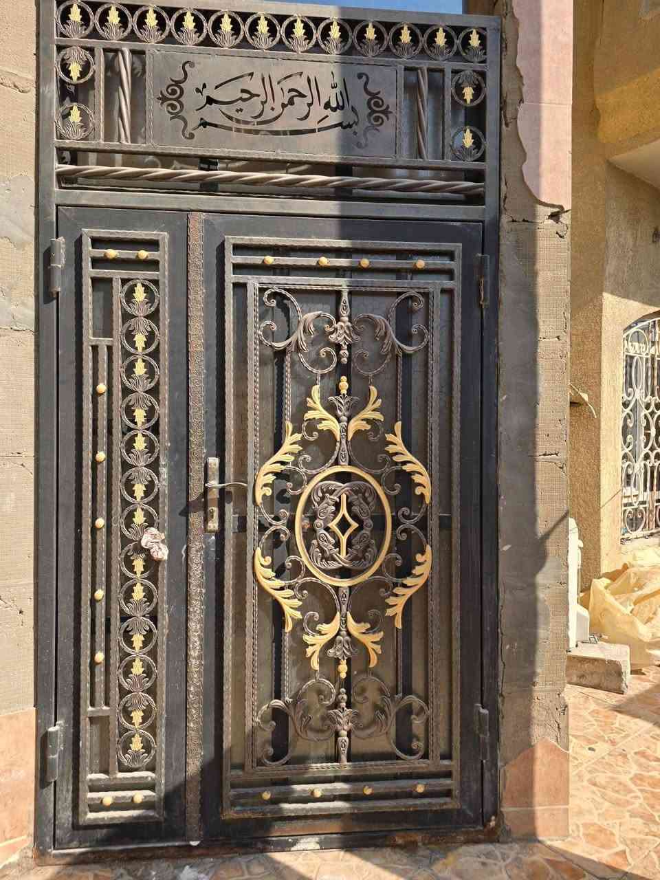 سلام عليكم باب حديد تفصال
البيع 
الاستفسار ***********
أو على خاص 
قبلة حي المهندسين
