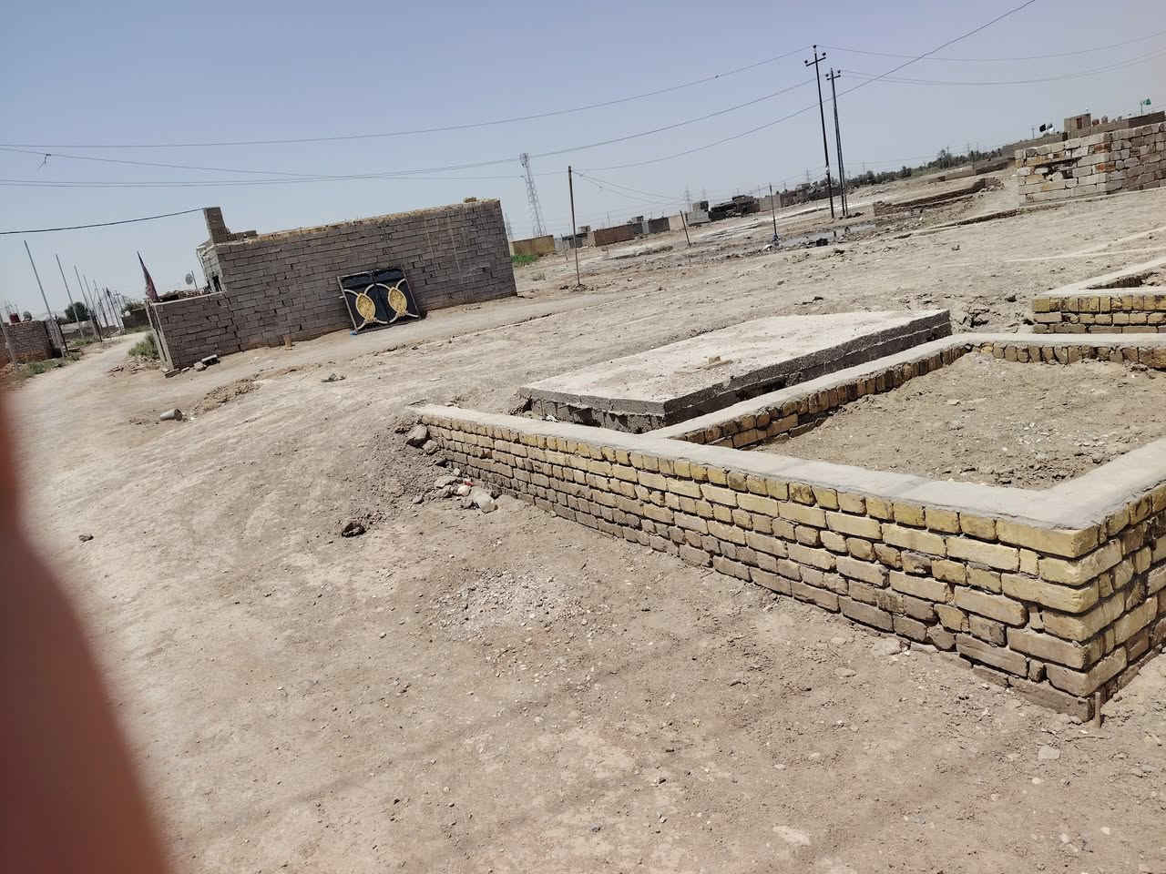 سلام عليكم بتلو زراعي للبيع 200م قرب مرقد سيد خضير علا شارع ترابي ماء كهرباء عبر الشارع 6م الشراي يتصل وبي خير ودلل غرفتين وصاله وستقبال كل غرفه بيه حمام صحيات خارجيه التواصل عل الرقم ***********
