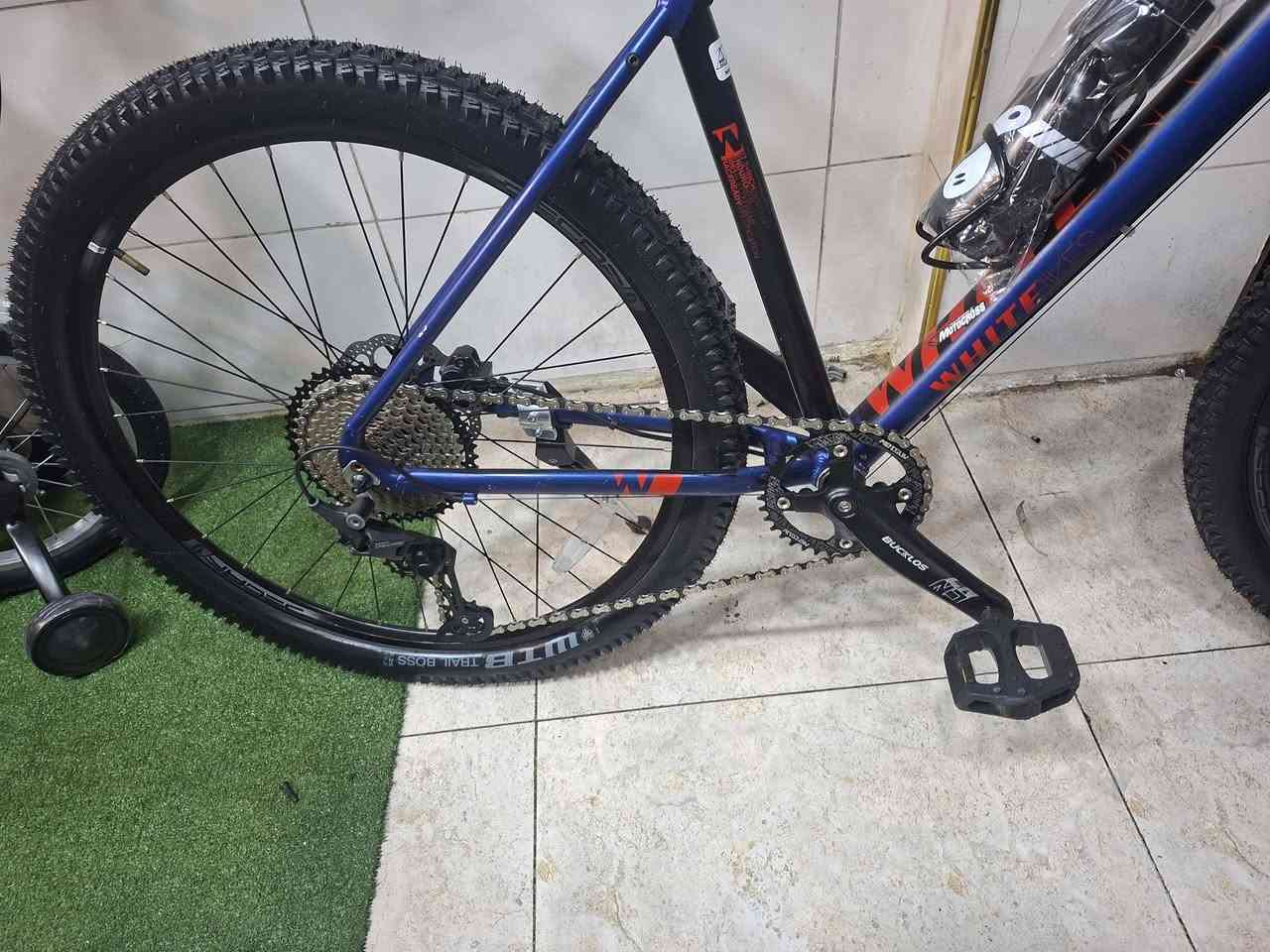 دراجه حجم 27.5
قياس فريم L
نظام دبل هواي قفل فتح ستيرن 
لون حلو مميز 
11 گير  سيستم شيمانو deore rd m 5100
براكيت bucklos  
بريكات دهن عيملاق شيمانو tektro mt275 
ويالات بوربرن اصلي اورجينال 
اطارات عريض 2.35 
دراجه مثل دبابه 
عنوان اربيل سوق باسكيلات مقابل گراج سلام 
متوفر توصيل كافه لكل محافظات 
واتساب موجود ***********
بنسبة سعر بلاش فقط  395 دولار 
👆👆👆👆👆👆👆👆👆👆
