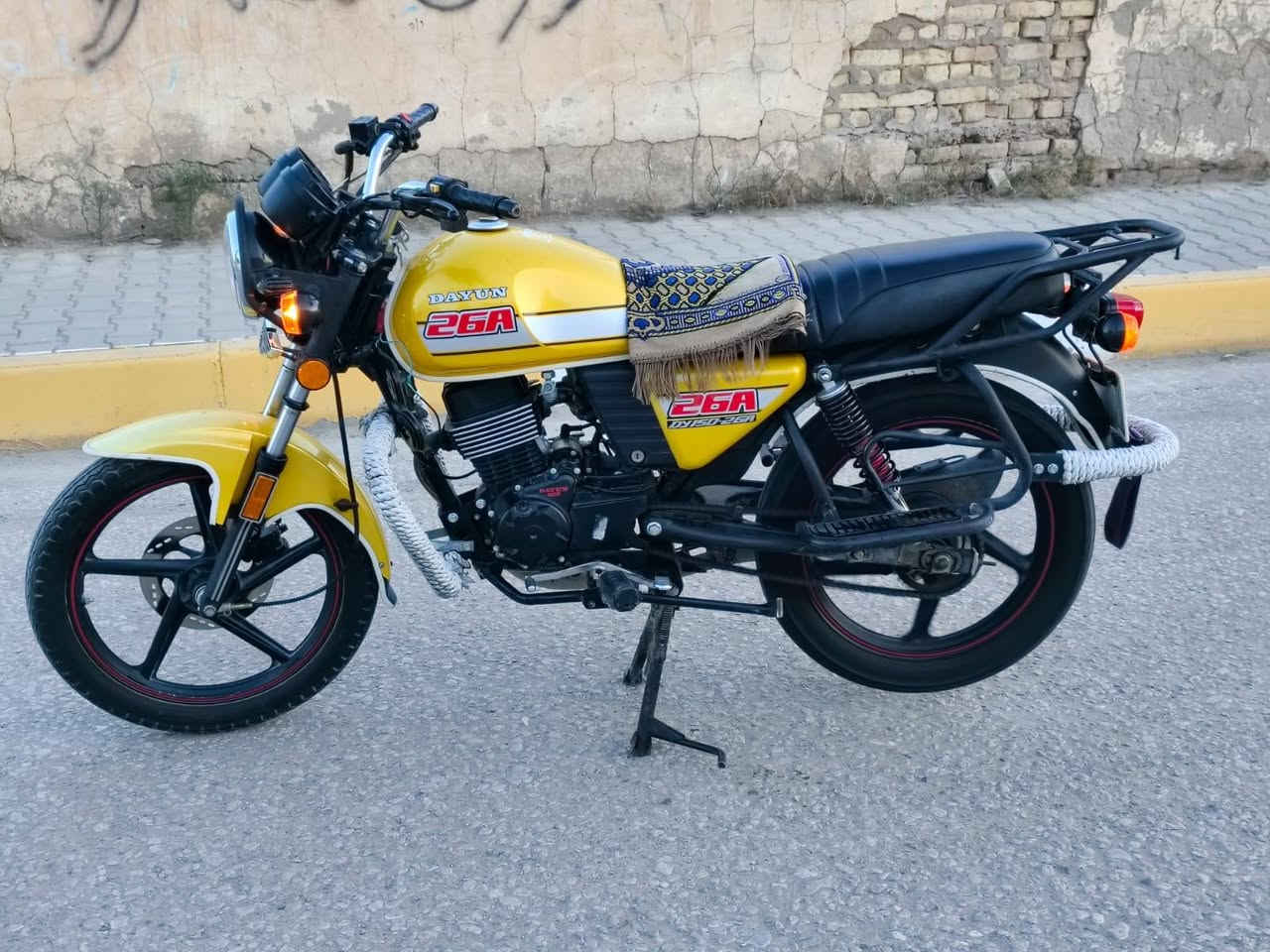 دايون للبيع موديل 2023، أوراقه أصلية، طالعة من البغدادي، ماشية 39 ألف حقيقي. الدراجة أي نقص ما بيها شرط أحله من الصورة، محرك 200 سيسي. الدراجة كل غراضها أبلادي، كل شيء ما بدل بيها شي غراض الوكاله  استخدام شخصي، تجي تفحص. يلا تعامل. السعر 1850 بيها  مجال. العنوان: حي الحر قرب فلافل سعد. ***********
