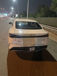 سيارة بي واي دي سيل6 موديل 2025ماشية 5000 متر يعني زيرو لون حليبي داخل...