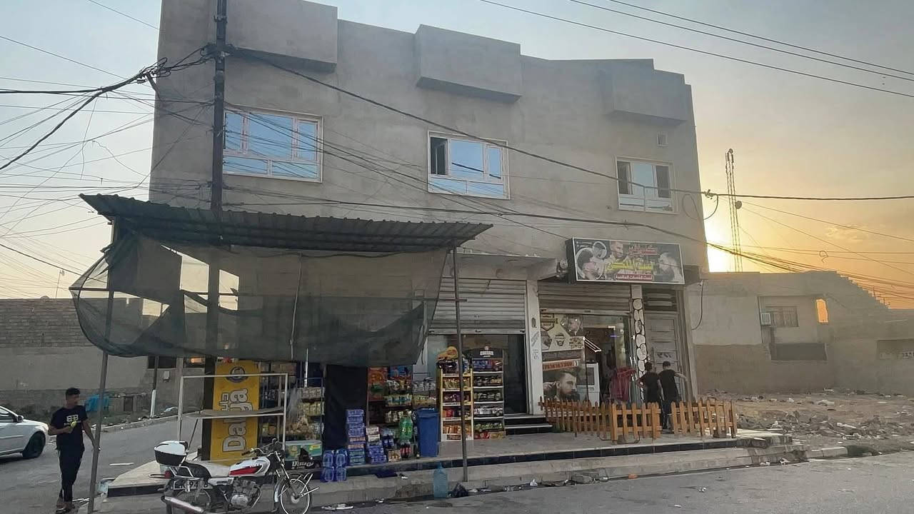 السلام عليكم يوجد عمارة تجاري للبيع في حي السماح التسعين ع شارع ٢٠ عمارة ٣ محلات مؤجر ٤٠٠و شقتين وبيتين اكبار هيكل اذا اتكملها وارد ١٤٠٠ بل شهر العقار سند ملك صرف طابو سند جديد اتجاه شروق وقبلة مساحة ٢٦١ متر ركن مراجعه مكتب اقرأ حي السماح الأولى اتصل هاتف *********** *********** او مراسله خاص ع سعر
