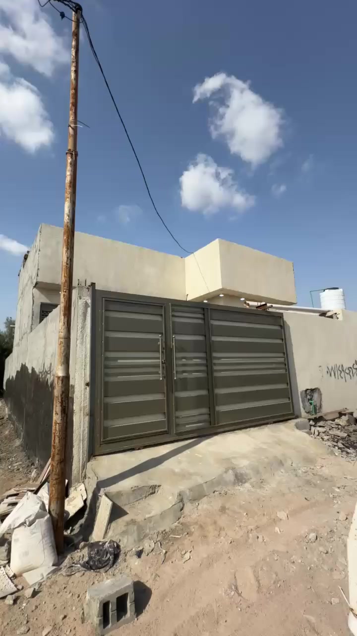 بيت البيع طابو زراعي عراقي اصو المساحه البيت 200 متر يحتوي البيت على قرف عدد 2 وستقبال وصاله ومطبخ وصحيات العنوان البصره ابو لخصيب طريق العوجه قرب مستشفه الصيني السعر 80 مليون وبي مجال الستفسار نتصل على الرقم *********** بي واتساب
