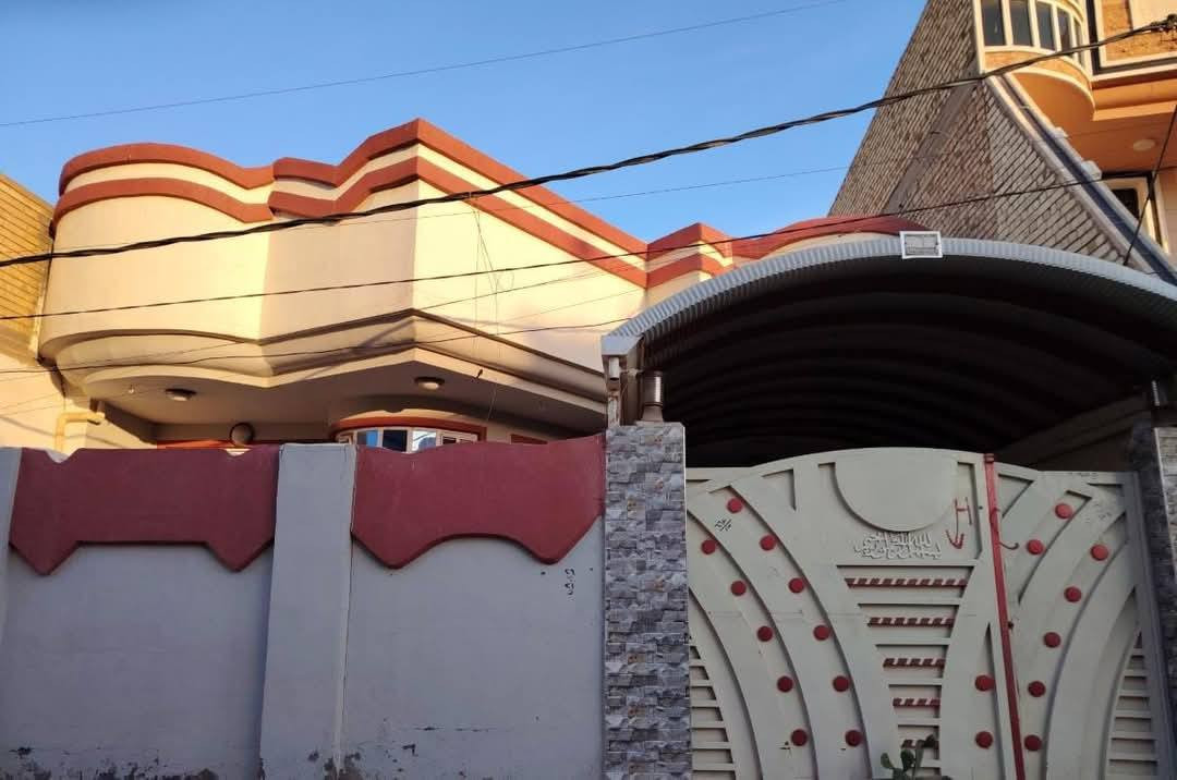 للبيع بيت طابو صرف مساحة 220م #طابق_واحد
ام الهوى الجديده مقابل شارع الباشا قريب على الشارع الرئيسي
استقبال و هول و صاله و مطبخ غرف نوم 2 وصحيات خارجيه وداخلية و مناور و طارمه و كراج سيارة
البناء طابوق السقف مسلح السطح فرشي البيت نظيف جدا و مناقصه اي شيء للاستفسار مراسلة الصفحة او على الرقم ***********
