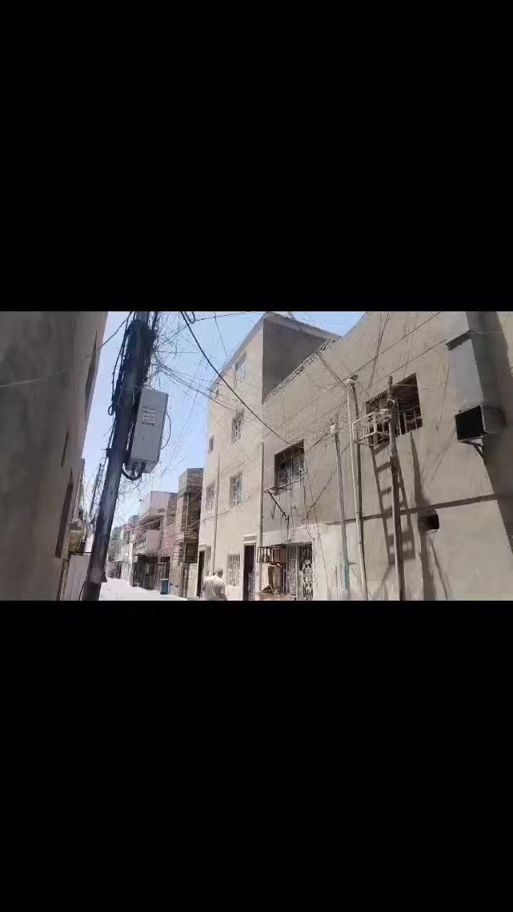 السلام عليكم من رخصت أخوية الأدمن عندي ٣٠م واجة ٨م ٤طوابق جديدة عرض الشارع ١٢م قريب من الشارع العام بي ٤نوم كل طابق بي غرفة خدمات طابق الأرضي بي استقبل وحولي مطبخ خدمات.
موقع حي القاهرة./ دلفية شارع افران الزيتون أول شارع عريض على جهة اليمنى
استفسار على رقم ***********
