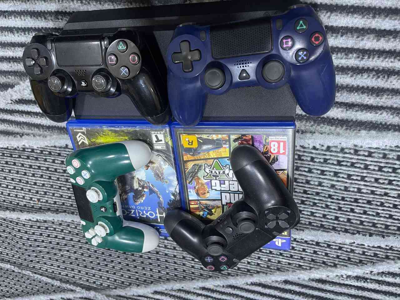 Ps4 نضافة 99‎%‎ شرط الفحص
بسعر 250 الف وتوصيل موجود وبي مجال للشراي
الملحقات اقراص عدد 2 مثل ما موضح بلصورة 
جويستك عدد 4 
كيبل الHDMI + كيبل التشغيل 
الجهاز نضافته كلش حولة للاستفسار خاص او 
***********
