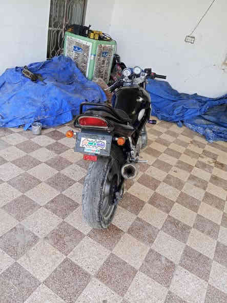 سلام عليكم... 
سازوكي بانده ربع 250 4v 
. 
الدراجه بلادي من تاير لتاير مال جنايه متعوب عليها ونضيفه 
شلعه معدل خير من الله. 
سعره الدراجه مليون و250 وبيها مجال. 
مستعجل ومتوازي ع بيعتها. 
المكان الانبار البغدادي. 
. 
تواصل. 
*********** 
او خاص
