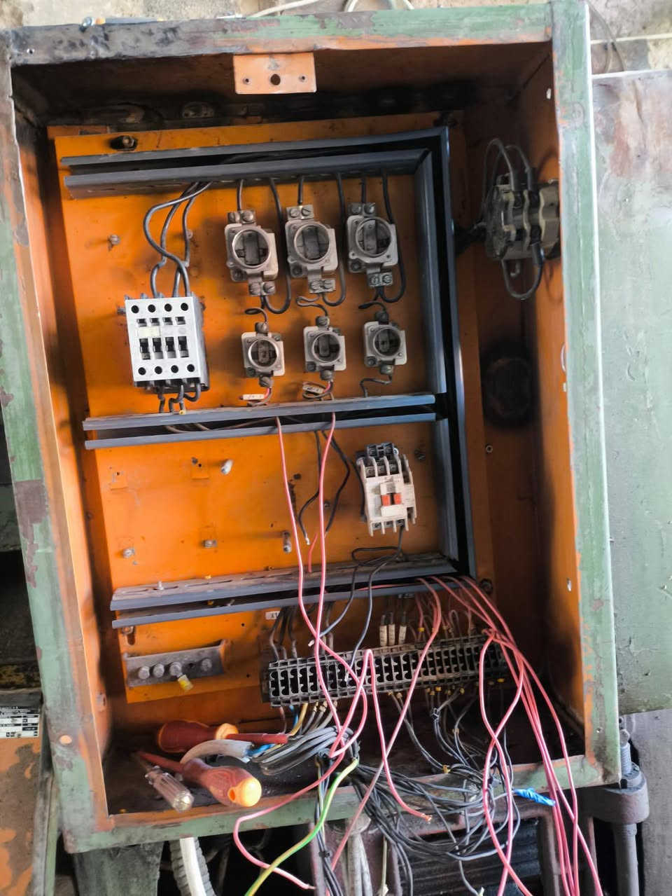 السلام عليكم بعض من عملنا تحوير تورنه وتشغيلها من نظام ال Dc الى نظام Ac .مستعدون لتحوير التورنات وايضا نصب وفحص المولدات وروؤس التوليد وتصنيع البوردات لانظمه ال Ats .بمختلف الاحمال .اخوكم الفني ابو حيدر ***********
