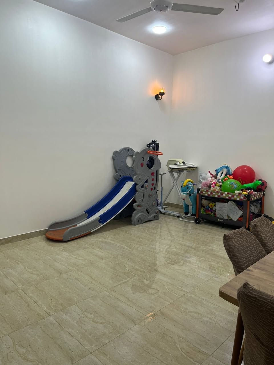 📢 اعلان 📢📢 اعلان 📢 
       👇               👇
⚜⚜ للبيع ⚜⚜ للبيع ⚜⚜
🏠 دار سكني طابو زراعي 🏠 
📐 المساحة٣٠٠متر📐 
🌍 الموقع / الحلة / حي الكفاءات / قرب كوين بارك / توزيع حسين حاجم القديم 
🏤 الواجهة ١٥متر والنزال ٢٠
🏤 يحتوي على٢ غرف نوم🌺  صاله كبيرة 🌺 هول عدد 2 🌺 مطبخ حار بارد +جلسه   🌺 حديقة 🌺كراج 
 
📷 صور المنزل مرفقة مع الاعلان 👇
 ❓للاستفسار ⚜  زيارة مكتب انكيدو للعقارات والمقاولات في حي الجزائر مقابل مكبس التمور او 📞 الاتصال على هواتف المكتب 
☎️*********** محمد الزبيدي 
☎️ *********** سيد وليد 
☎️ *********** سيد وليد 
⚜⚜⚜⚜⚜⚜⚜⚜⚜
